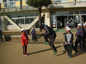 子どもたちといっしょになわとびをする本校職員(13:05)