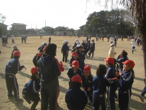 「せんせい　おにごっこしようね！」本校職員の下に集まる子どもたち(13:10)