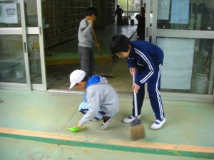 本館校舎玄関の掃除をする4年生の子どもたち(13:40)