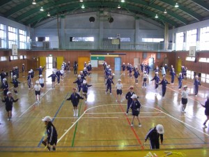 先生の模範演技の後，難しい技にチャレンジする２年生(9:45)