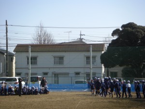 １～３年（左側）の子どもたちが４～６年（右側）の子どもたちの演技を見て学んでいます。(10:30)