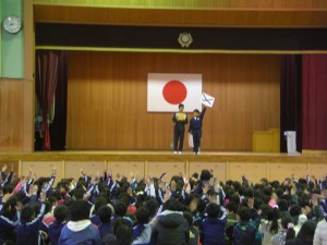 保健委員会のみなさんの質問に挙手する子どもたち(8:15)