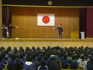 「くしゃみをすると，５ｍも口の中の飛沫が飛びます」糸電話を使って距離を表現する保健委員のみなさん(8:20)