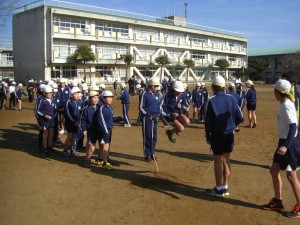 タイミング良く跳ぶ男子児童(10:25)