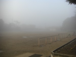 鹿島小グラウンド　冬には珍しく霧で包まれています。(7:20)