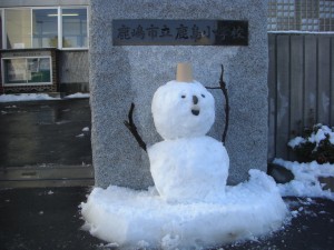 本校職員手作りの雪だるまです。(14:00)