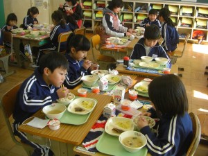 「なっとう　おいしいね！」楽しい雰囲気の中で給食を食べる子どもたち(12:15)