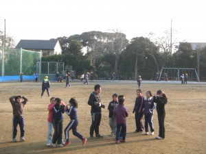 担当の先生とおにごっこ遊びを楽しむ日本伝統遊びの子どもたち(15:35)