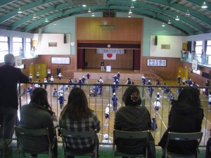 １年生のなわとび大会開催中です。(10:30)