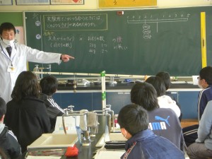 先生の説明を熱心に聞く子どもたち(8:45)