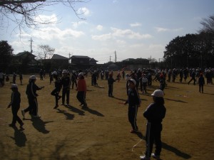 短なわとび　長なわとびの練習を熱心に行う子どもたち(13:15)