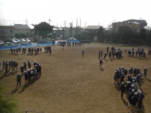 ２校時休み時間　長なわとびの練習をする４，５，６年生(10:20)