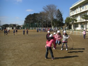 長なわとびの連続記録にチャレンジする２年生(10:20)