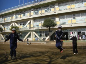 リズミカルに二重跳び系の技を跳ぶ３年生の子どもたち(10:25)