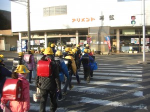 学校へと向かう子どもたち(7:35)