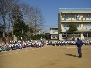 鹿嶋消防署の方によるお話を聞く子どもたち(9:45)