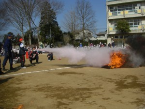 消化器を使った消火訓練を行いました。(9:50)