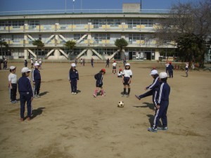 パス練習をする３組の子どもたち(11:05)