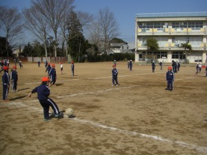 パス練習をする２組の子どもたち(11:05)