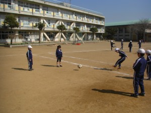 パス練習をする１組の子どもたち(11:05)