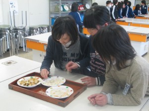 桜島大根の漬物を味わう子どもたち