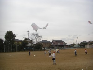 たこあげをする子どもたち(13:55)