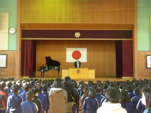 最後の全校朝会　子どもたちに語りかける校長先生(8:15)