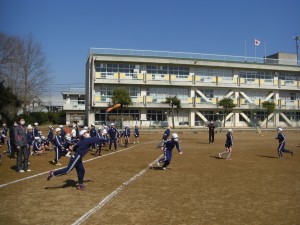 体力つくりをする４年生(10:20)