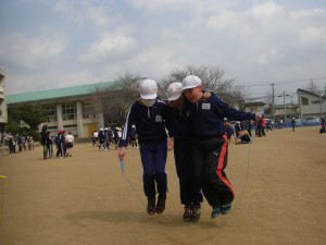 短なわとびで，３人跳びに挑む４年生(13:10)