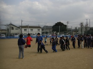 １分間に何回跳べるか記録に挑戦する６年生　１分間で１４０回を超える記録を樹立しました。(13:25)