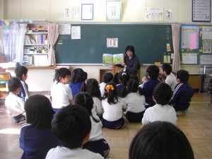 １の１　交流読書の様子(8:15)