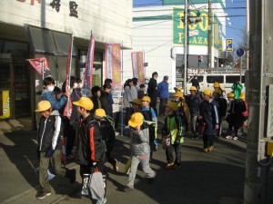 鹿島小前交差点でのあいさつ運動(7:35)