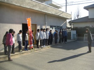 あいさつ運動が終わり児童会担当の先生からお話がありました。(8:00)