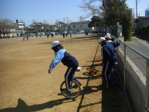 一輪車にチャレンジする３年生\\