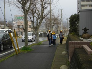 CIMG5056 みんな一緒に登校する最後の日,なかよく学校へと向かう子どもたち(7:40)