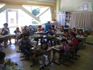 楽しく会食をする１年生の子どもたち(12:35)