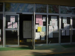 新館校舎入り口に２～6年生の名簿が掲示されています。(7:15)