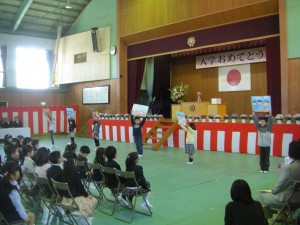 2年生代表児童による学校紹介(10:45)