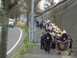 校旗を先頭に城山公園へ向かいました。(9:10)