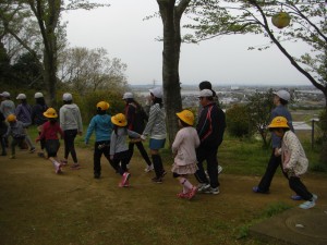 6年生といっしょにてをつないで城山公園をまわりました。(9:50)