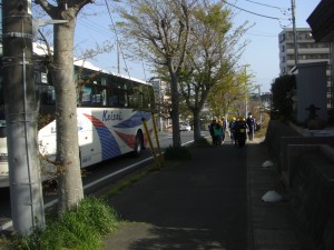 CIMG5300 班長さんを先頭に学校へ向かう子どもたち(7:30)