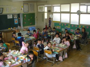 CIMG5309 楽しい給食 1組のみなさん(12:15)