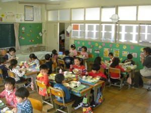 CIMG5310 楽しい給食 2組のみなさん(12:15)