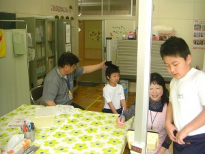 身長　体重　座高の測定が進められています。(9:10)