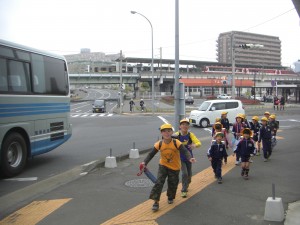 鹿島神宮駅前　元気よくあいさつする子どもたち(7:35)