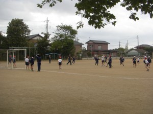CIMG5330 必死になってサッカーボールを追いかける男子(15:20)