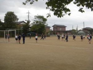 必死になってサッカーボールを追いかける男子(15:20)