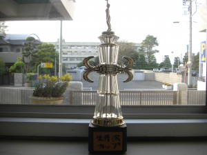 CIMG5332 優勝チームに贈呈されるトロフィー