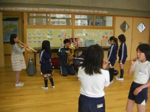 CIMG5336 音出しの練習をする子どもたち(13:15)