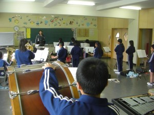CIMG5337 先生のアドバイスを聞きながら,演奏する子どもたち(13:15)
